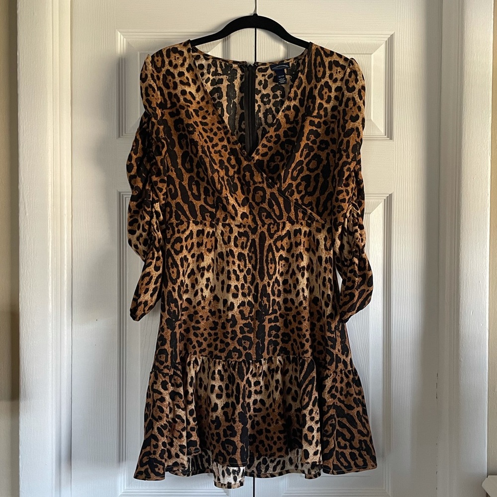Scoop NWOT Leopard V-Neck Dress w. Ruched Sleeves